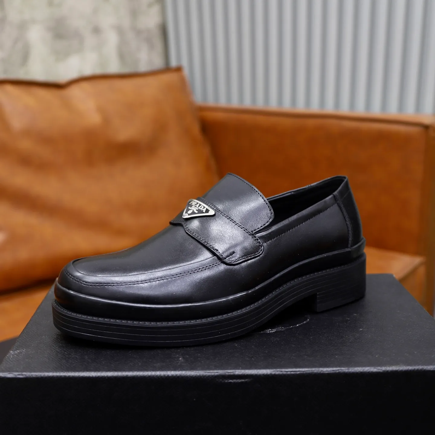 Ex-factory price: 500💰🙅‍♂️🙅‍♂️🙅‍♂️ Brand: PRADA Standard code: Men's code 38-44 (45 can be customized) Grade: Same style as the official website Original order quality Material: Original cowhide surface Comfortable lining Original outsole Style category: Men's fashionable casual leather shoes Distinguished big-name luxury elements Top luxury Color: Color of the actual picture
